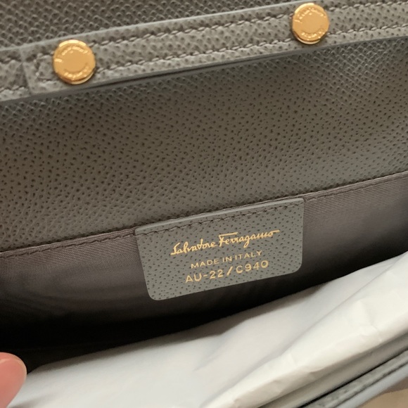 New Ferragamo Vara Bow Mini Leather Crossbody - Picture 7 of 14